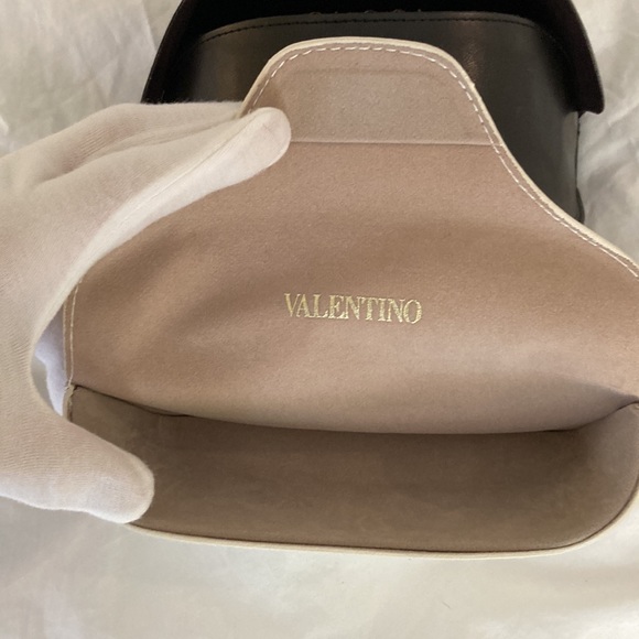 Gucci Black sunglass case & White Valentino sunglass eyeglass case. SET OF 2 - Picture 11 of 16